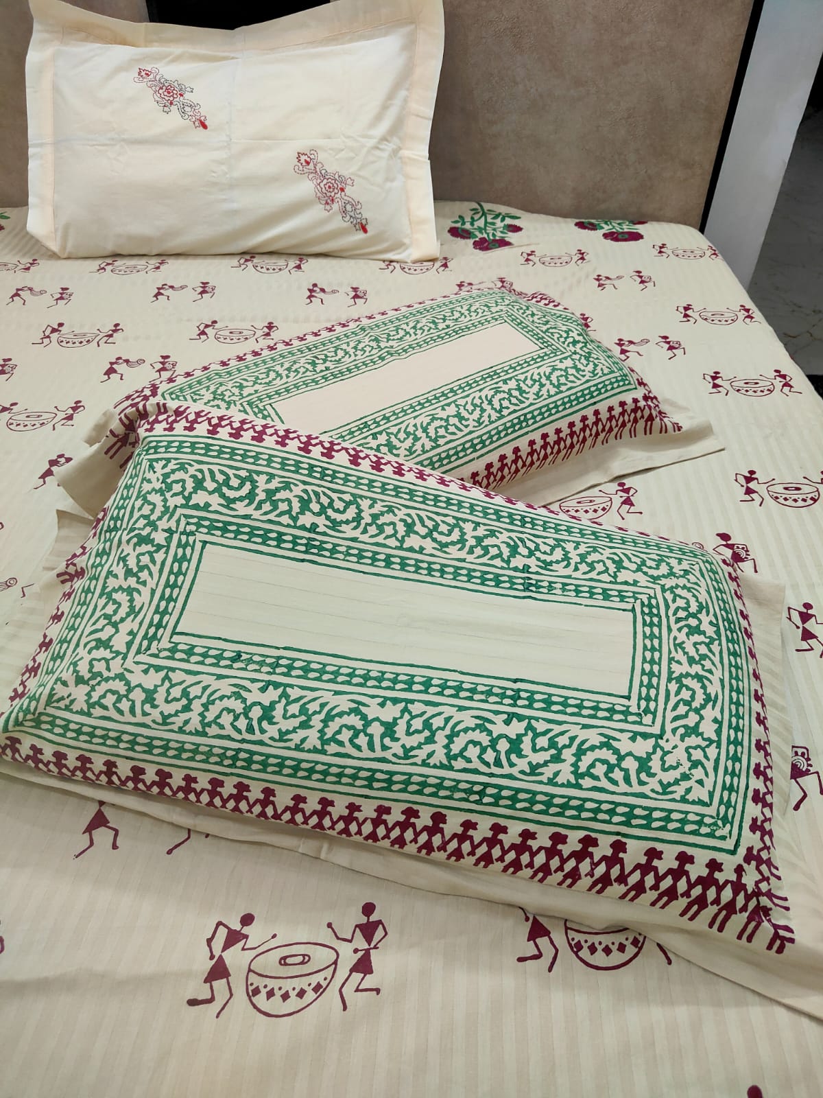 BEIGE BED COVER