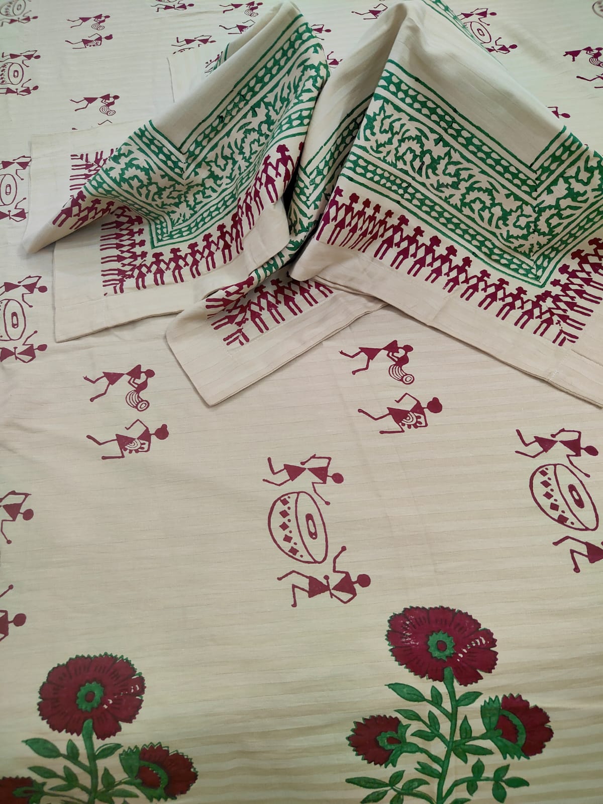 BEIGE BED COVER