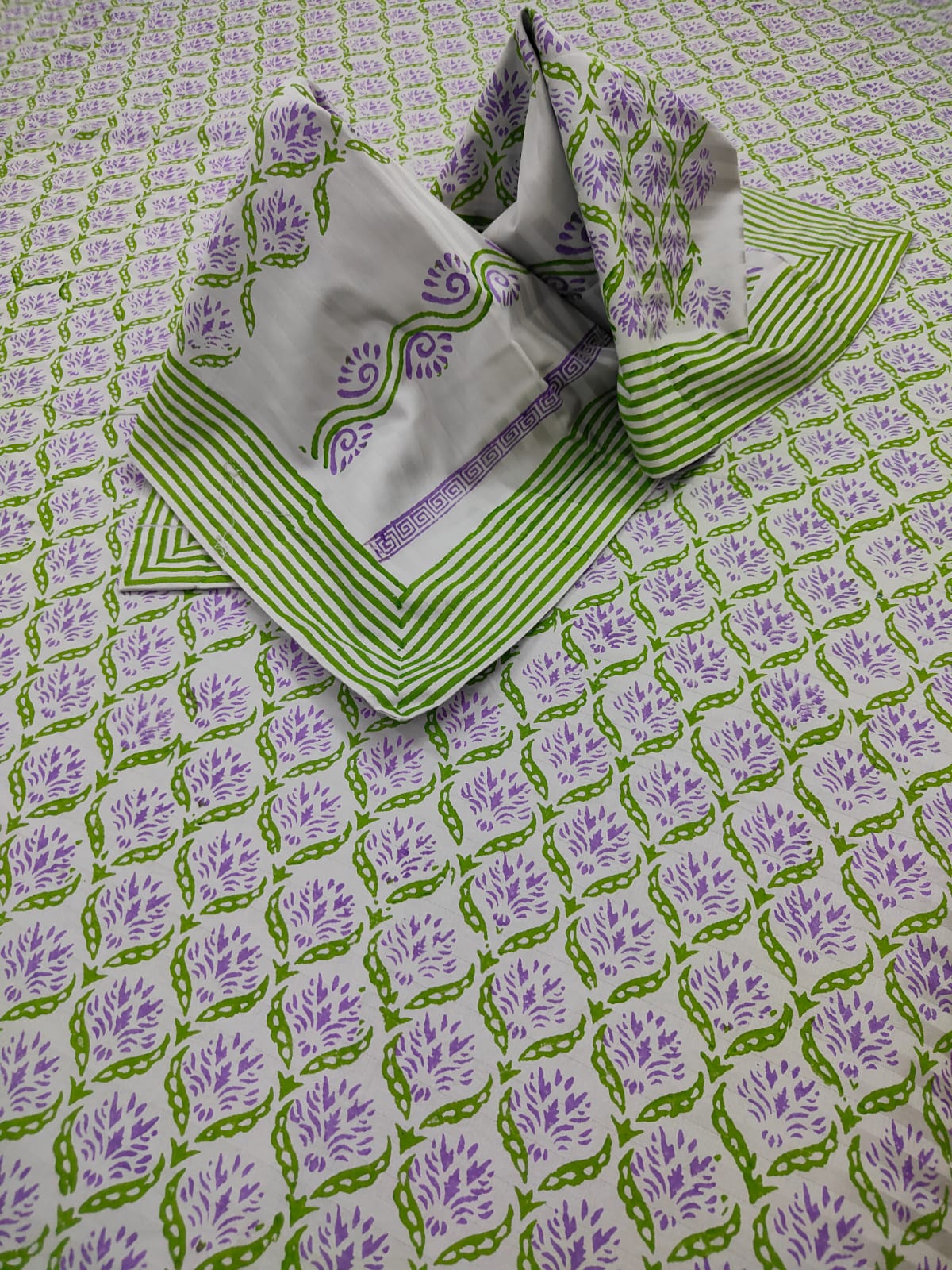 GREEN BED COVER