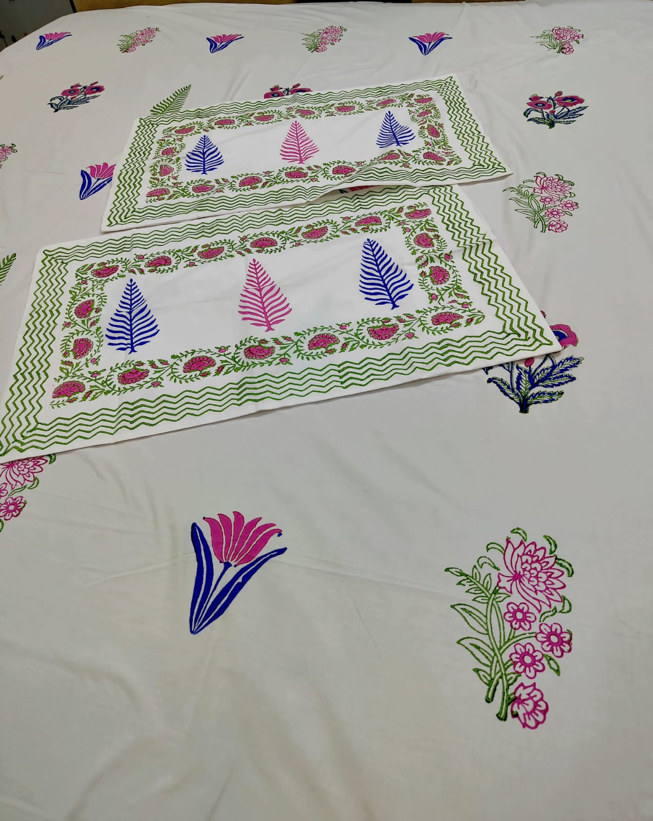 WHITE BED COVER