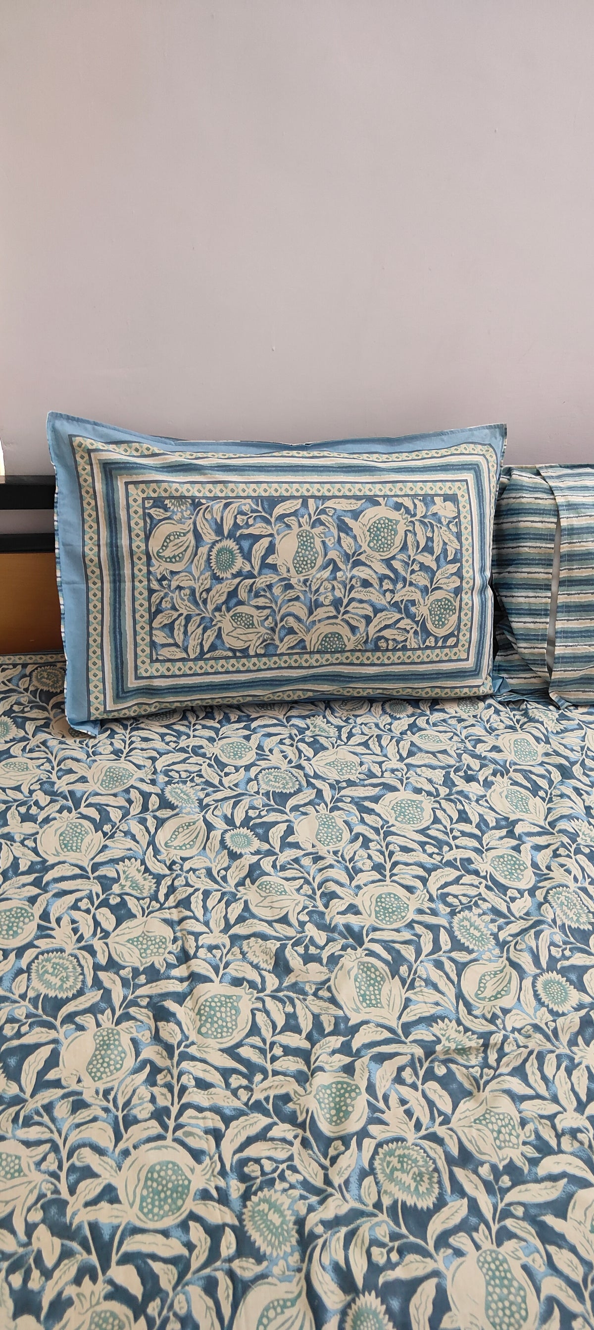 BED-COVER BLUE POMEGRANATE
